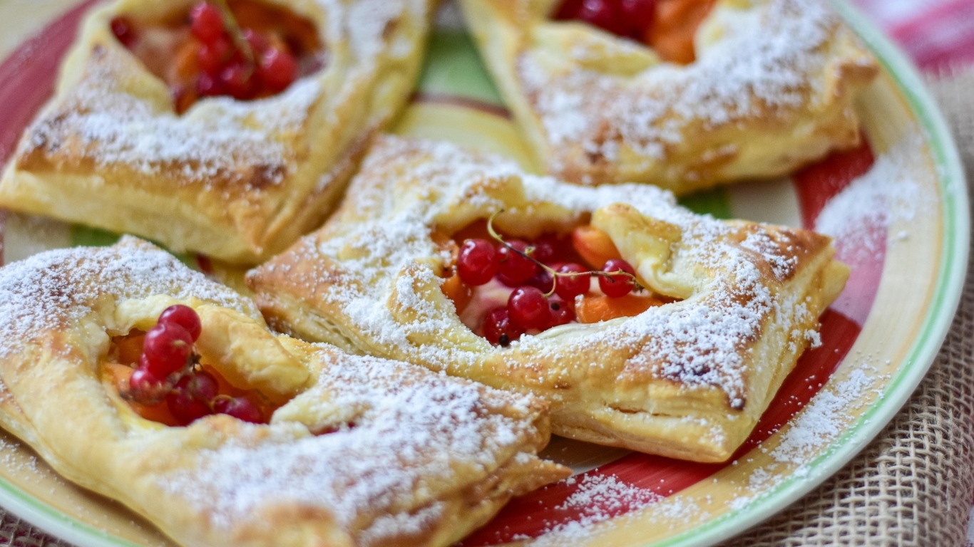 Слойки с ягодами красной смородины и сахарной пудрой