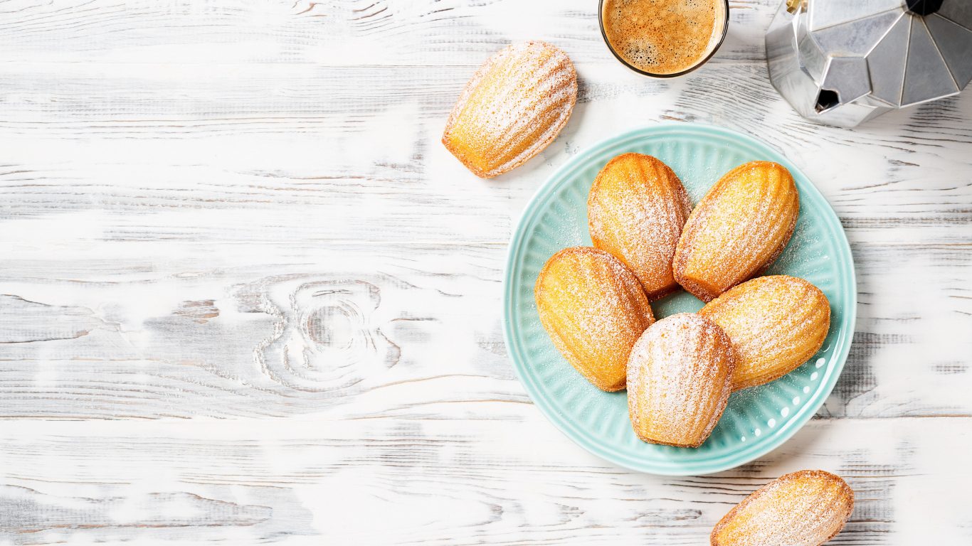 Песочное печенье на тарелке на столе с кофе