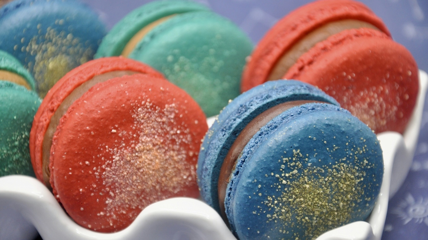 Сладкий разноцветный десерт макарун на столе