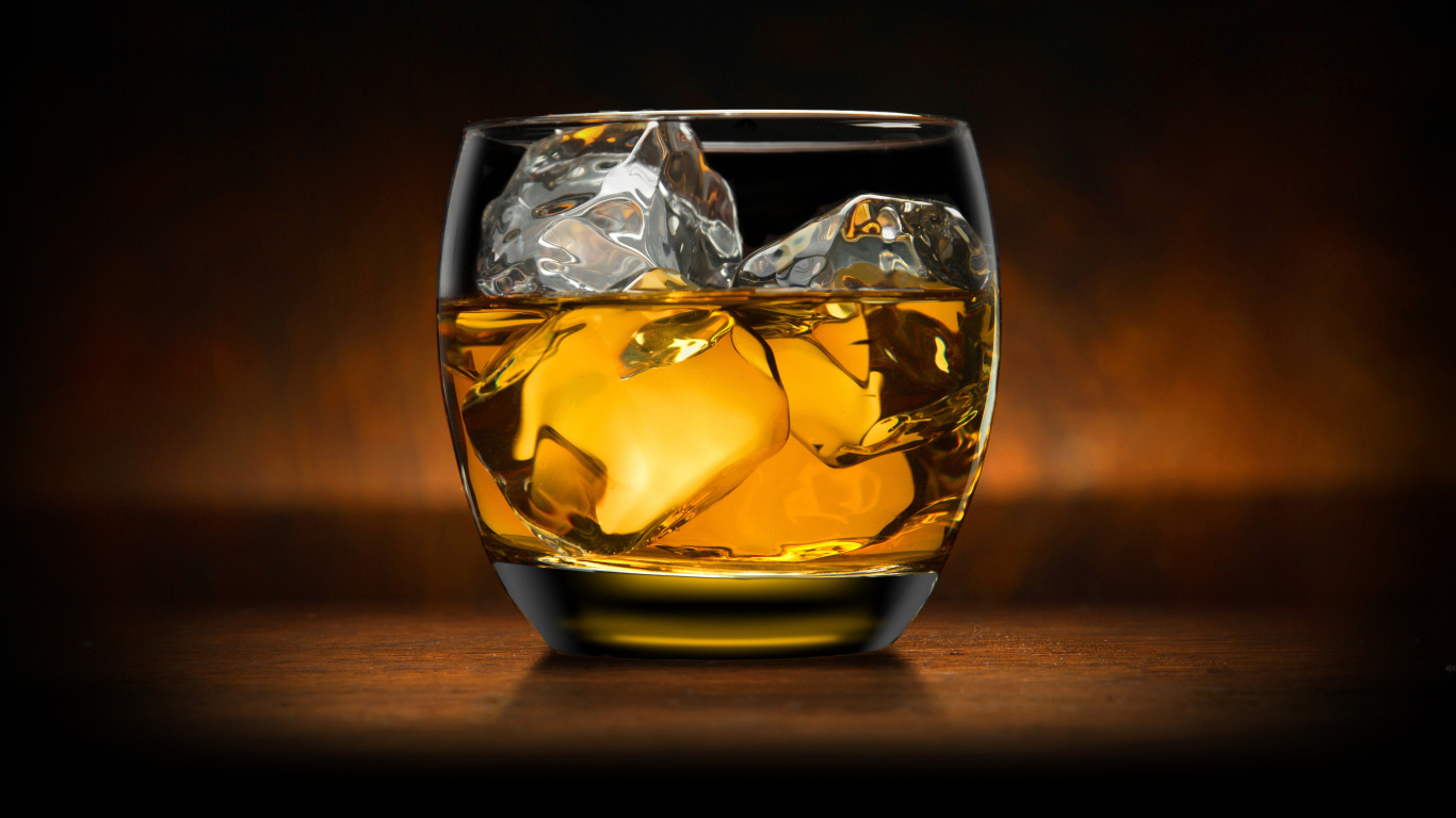 Стакан виски со льдом на столе