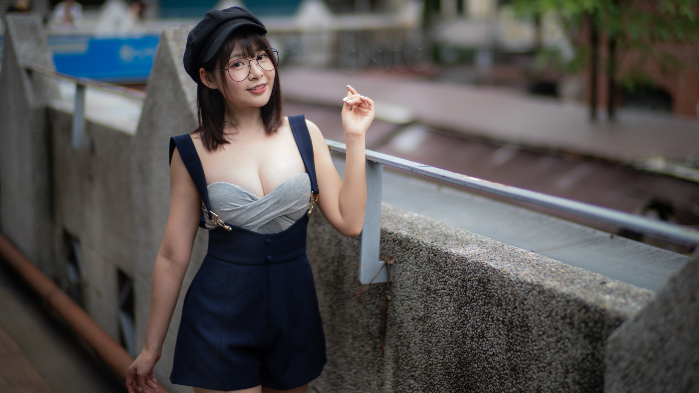 Девушка азиатка в берете и очках 