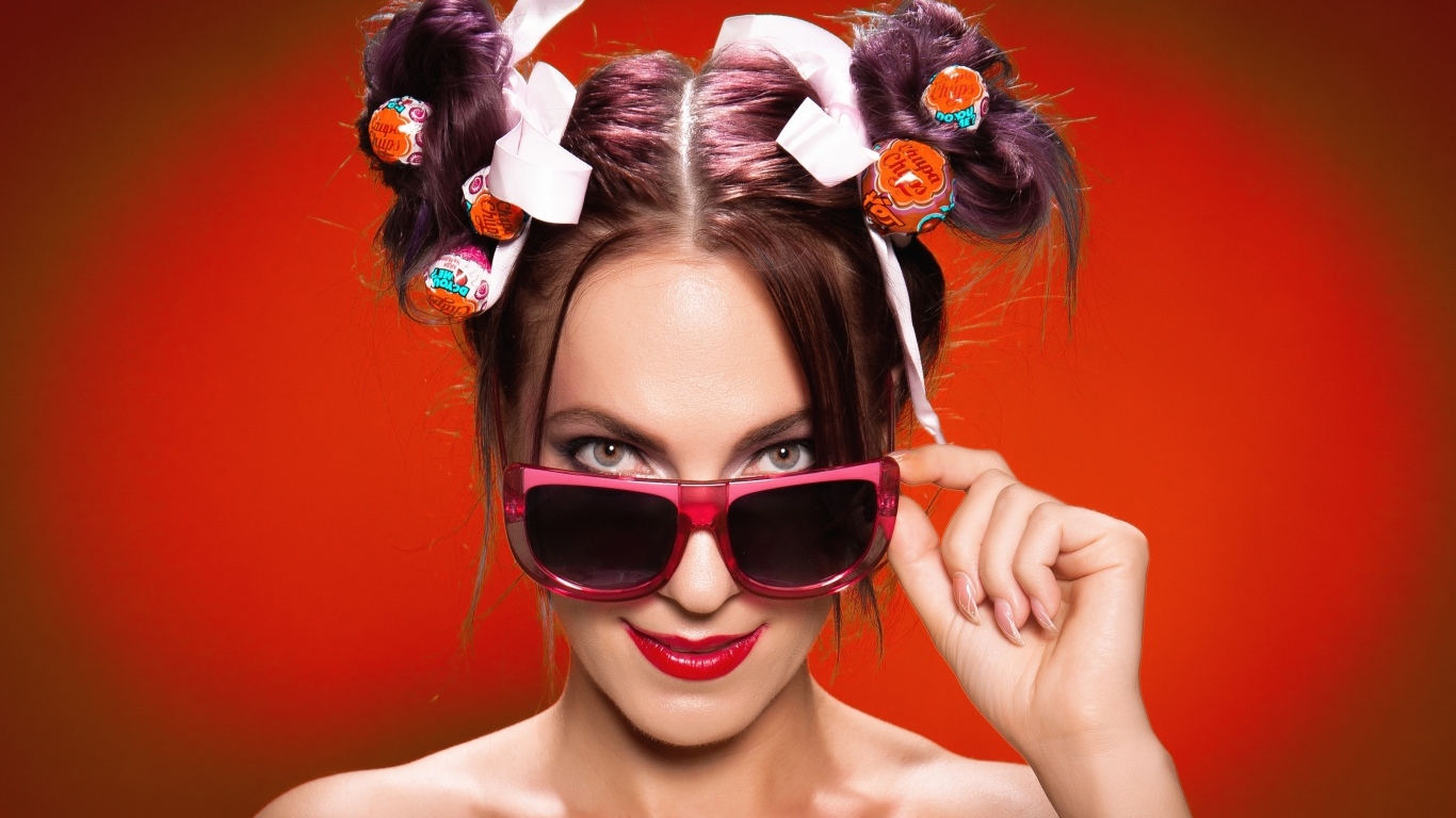 Чупа чупс в волосах у девушки в очках