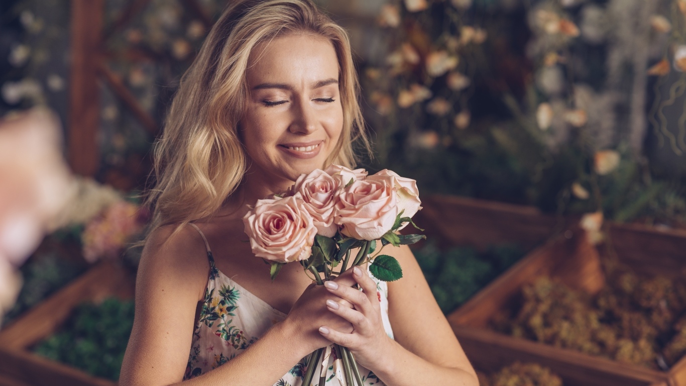 Девушка с букетом роз с закрытыми глазами