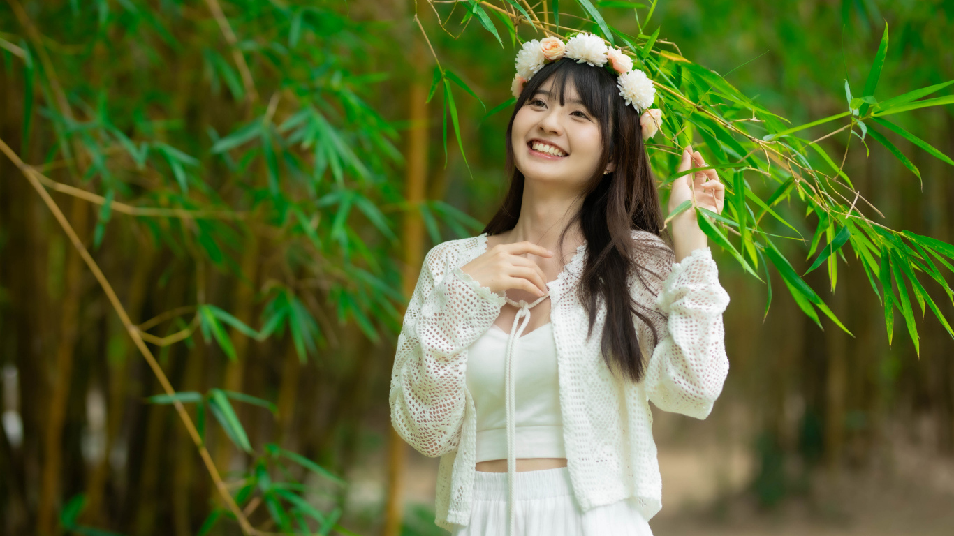 Улыбающаяся азиатка с венком на голове