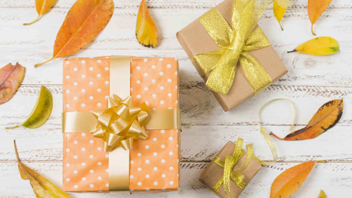 Подарки с опавшими листьями на столе