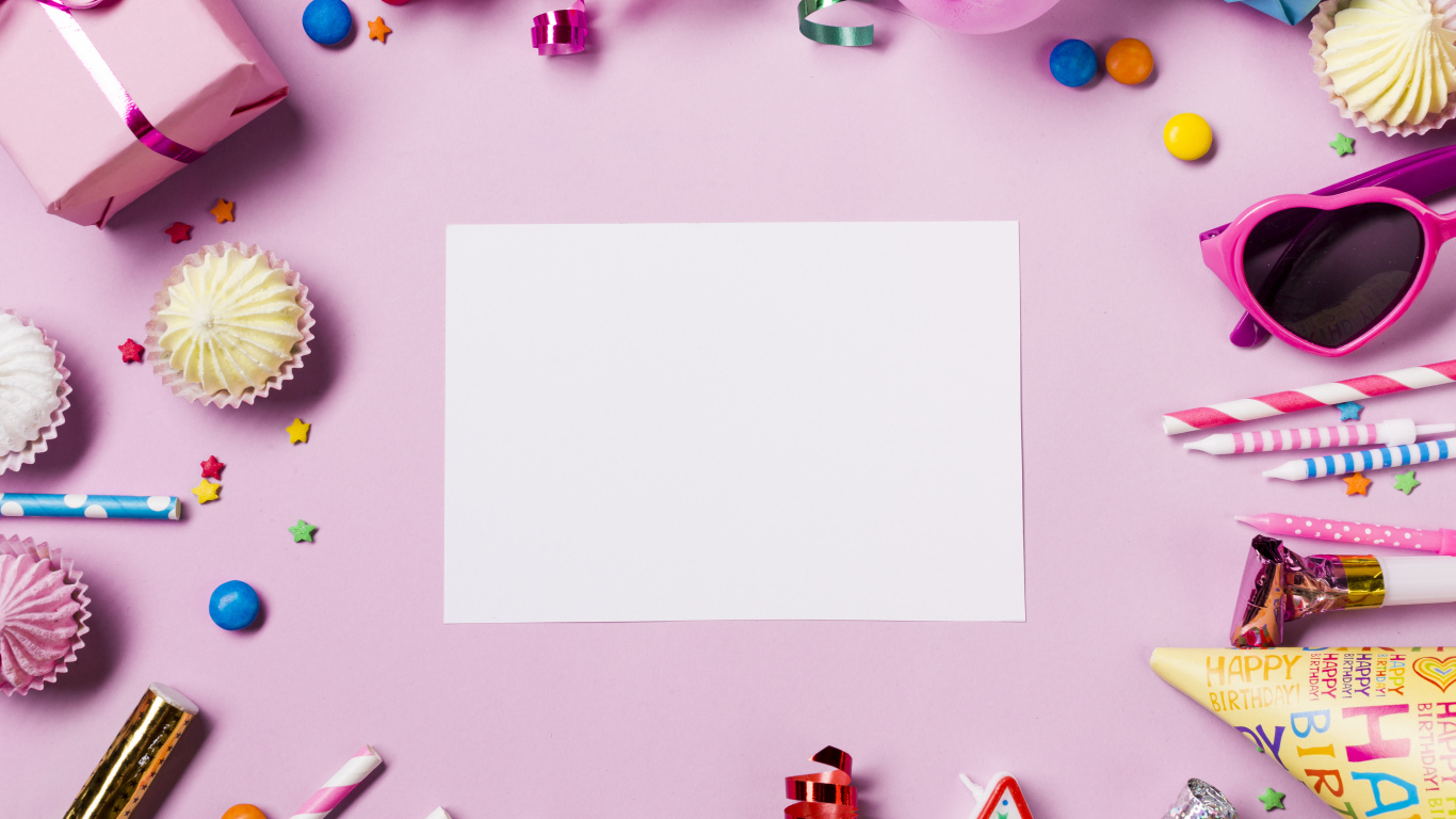 Шаблон поздравительной открытки с декором на день рождения на розовом фоне