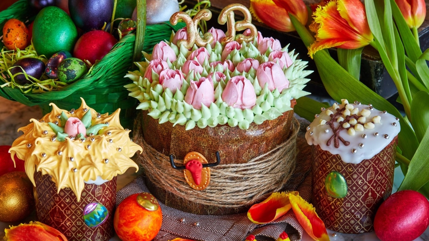 Красивые пасхальные куличи с яйцами и цветами тюльпанов
