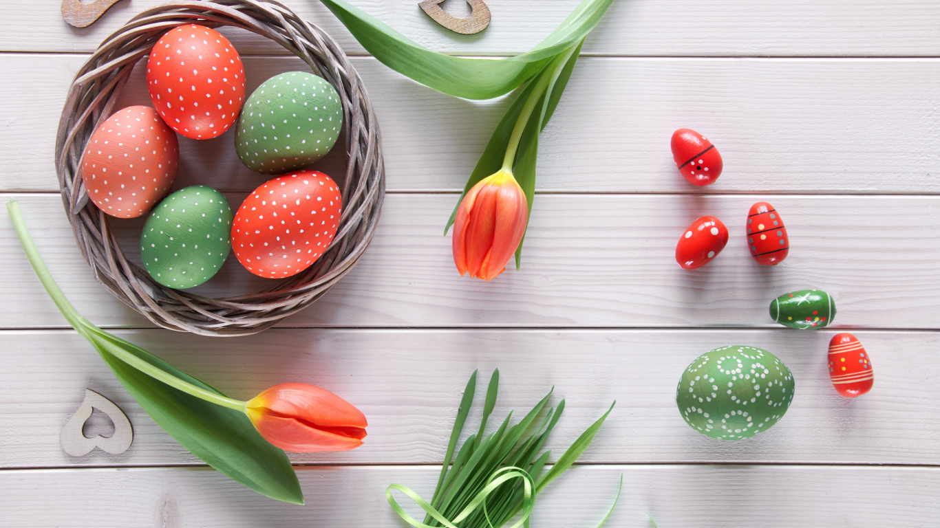 Красивые яйца с тюльпанами на белом столе на Пасху