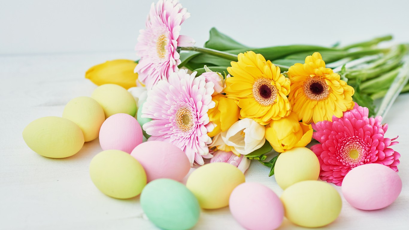 Красивые разноцветные яйца с букетом гербер и тюльпанов