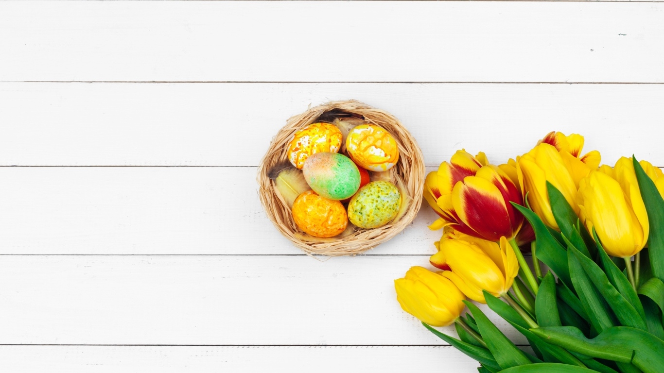 Букет тюльпанов с крашеными яйцами на Пасху