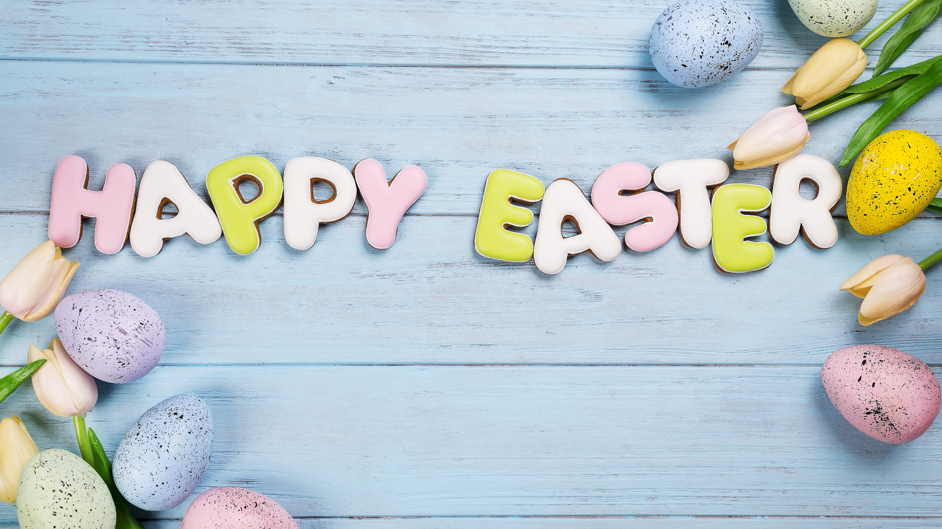 Печенье с надписью счастливой Пасхи с яйцами и цветами