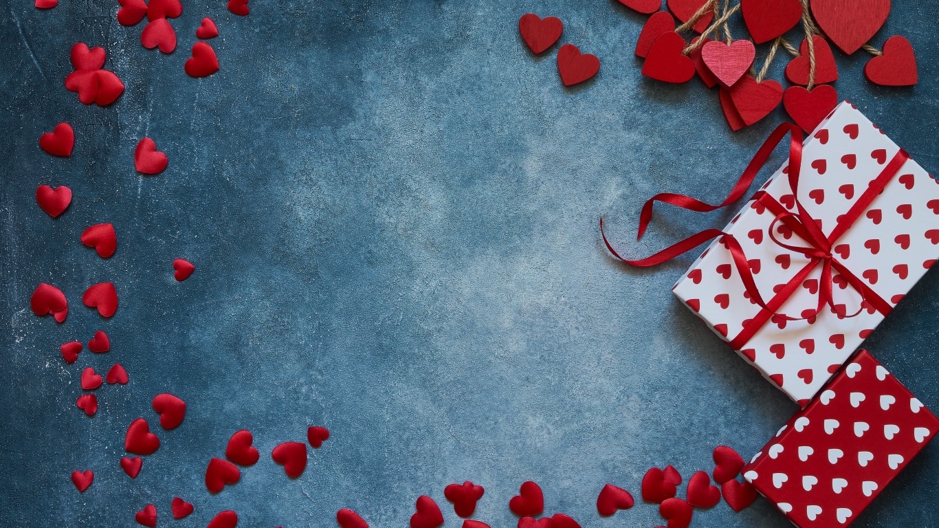 Синий фон с мелкими красными сердечками и подарками