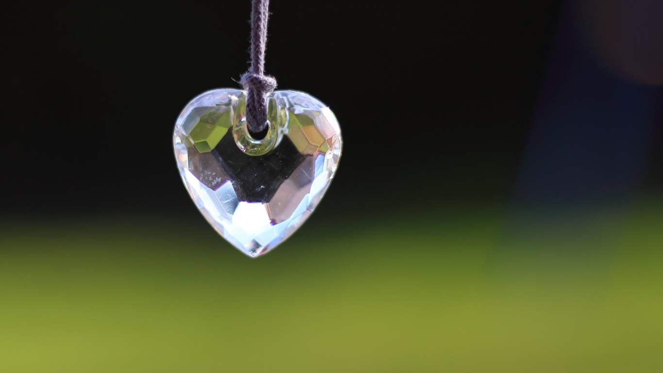 Хрустальное сердце на веревке