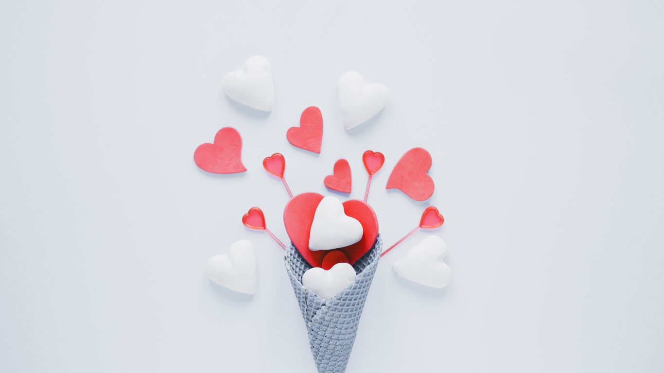 Рожок с сердечками на сером фоне