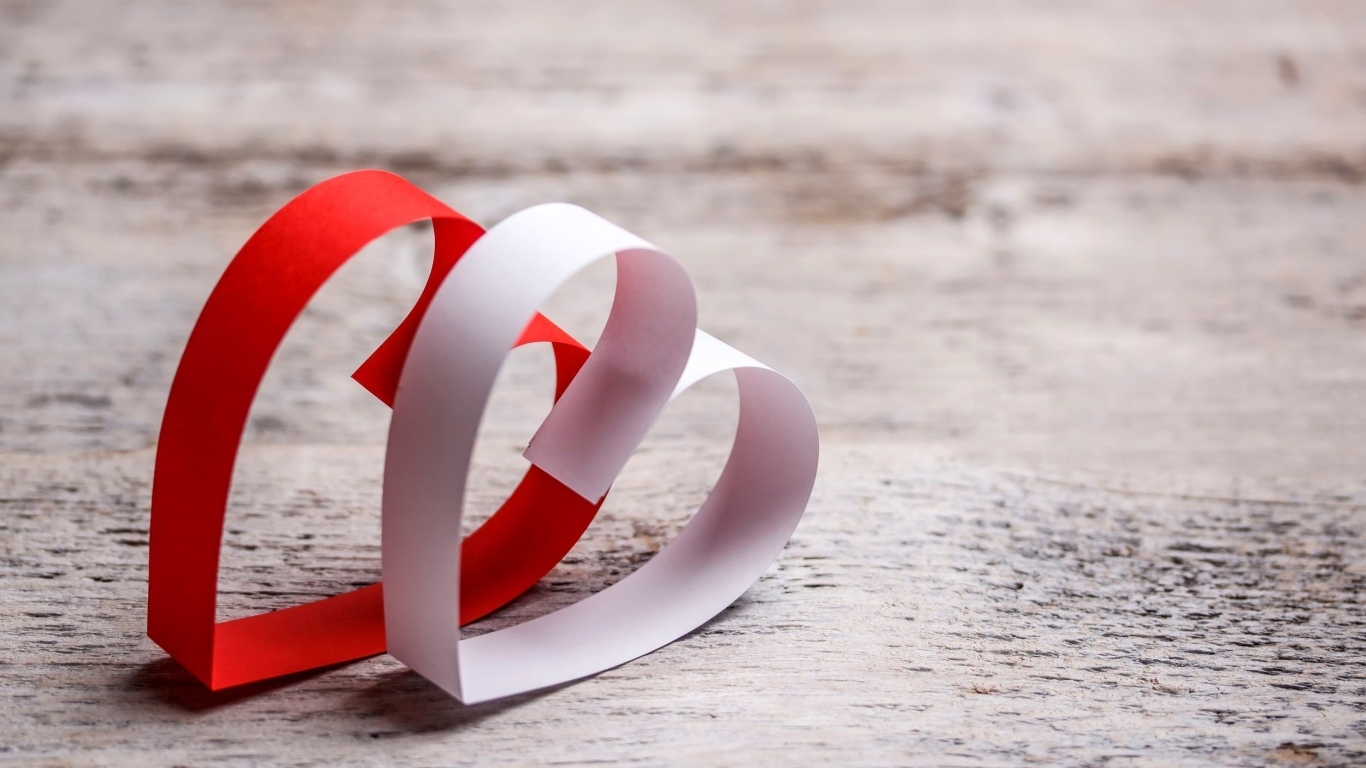 Два бумажных сердца на столе