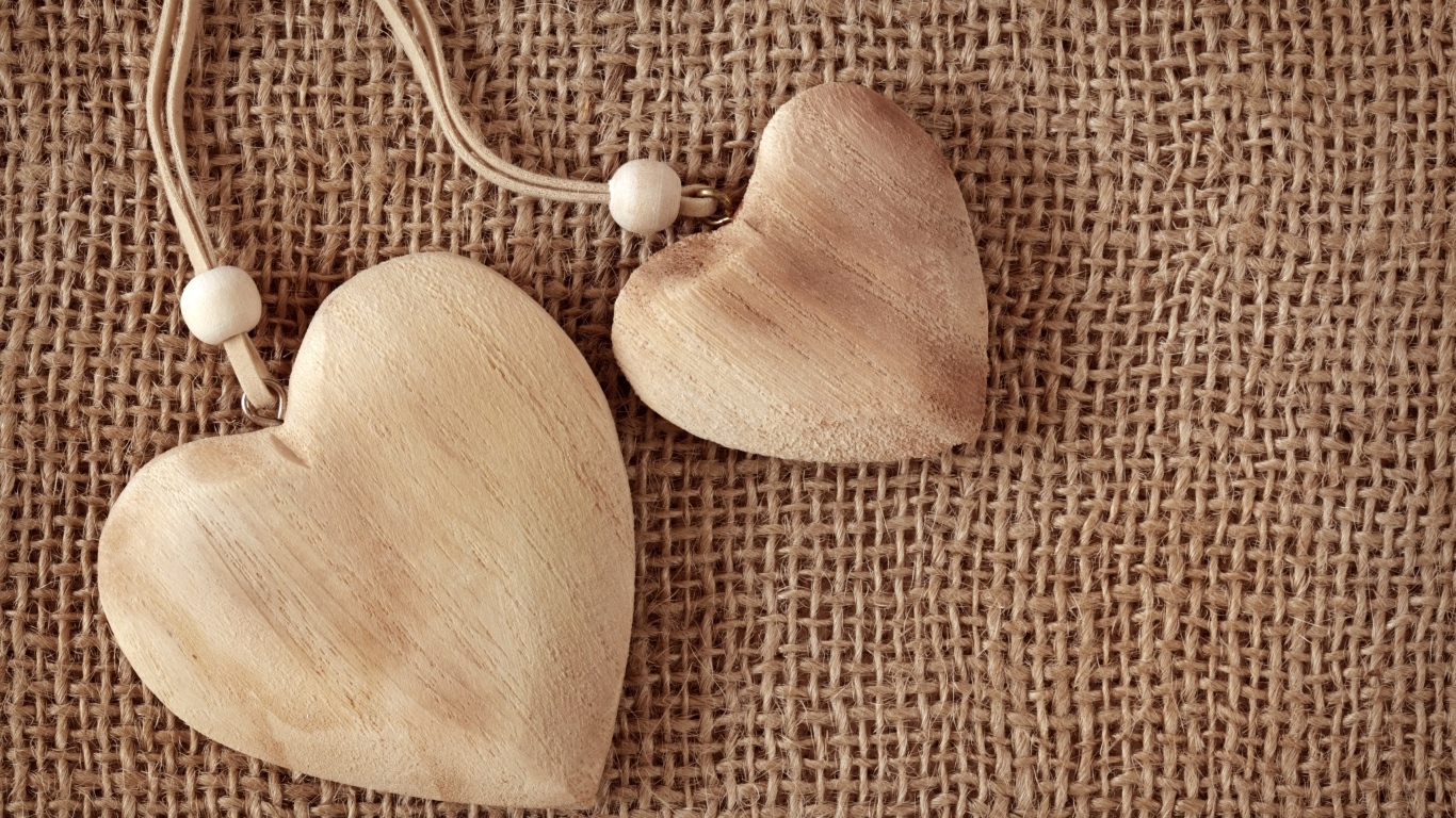 Два деревянных сердца на ткани