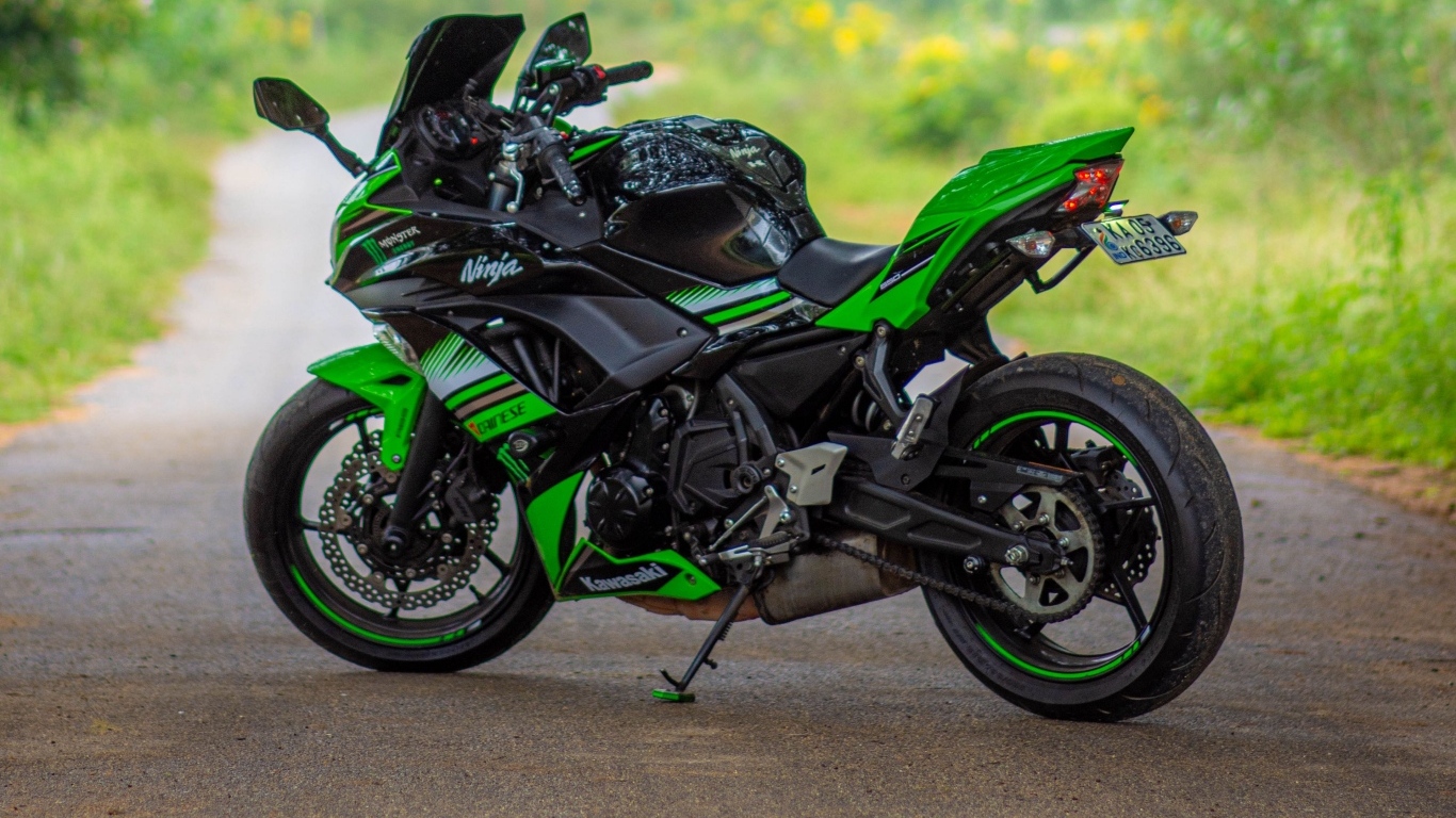 Зеленый мотоцикл kawasaki на дороге