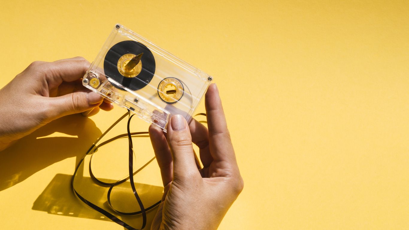 Старую кассету наматывают карандашом