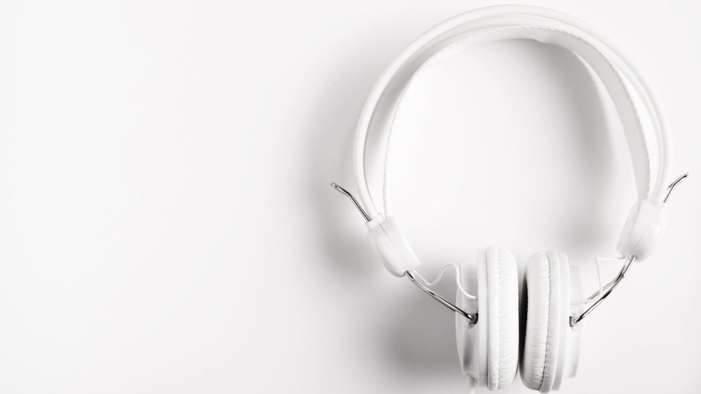 Большие наушники на белом фоне