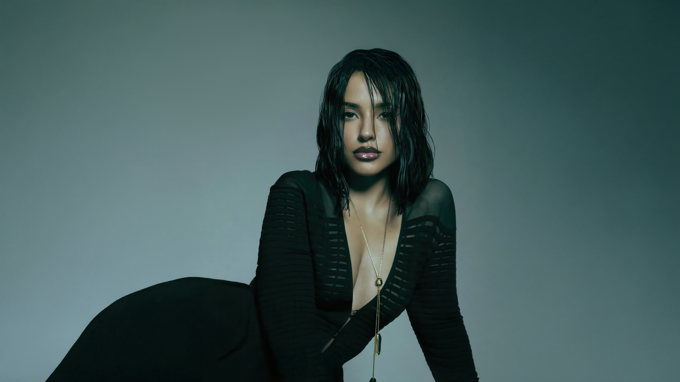 Популярная американская певица Бекки Джи в черном платье на сером фоне