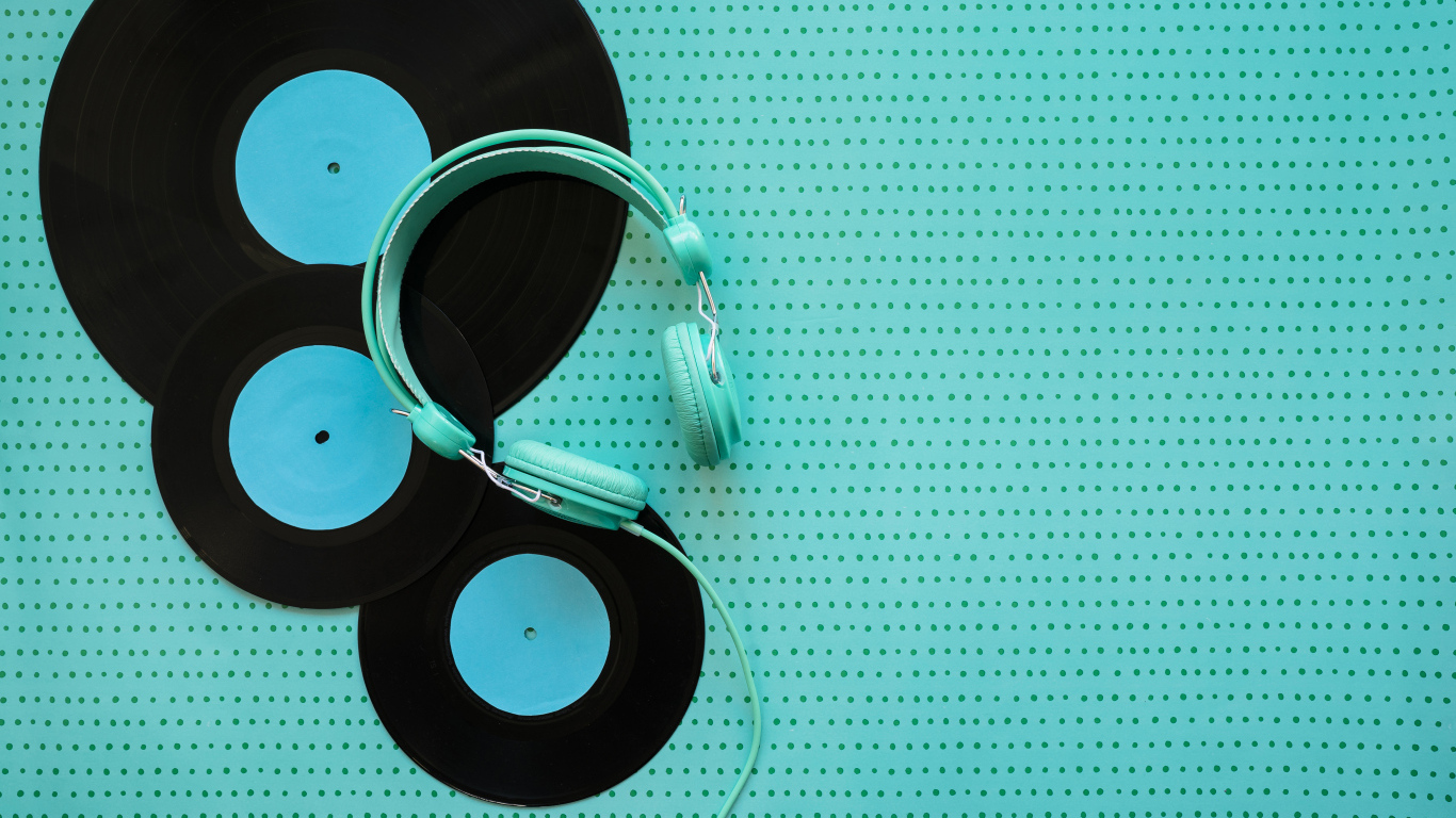 Пластинки и наушники на голубом фоне