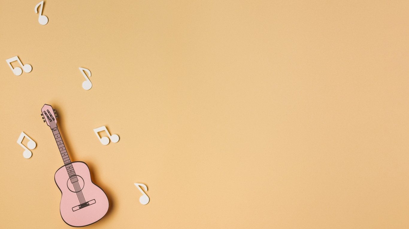 Маленькая гитара с нотами на бежевом фоне