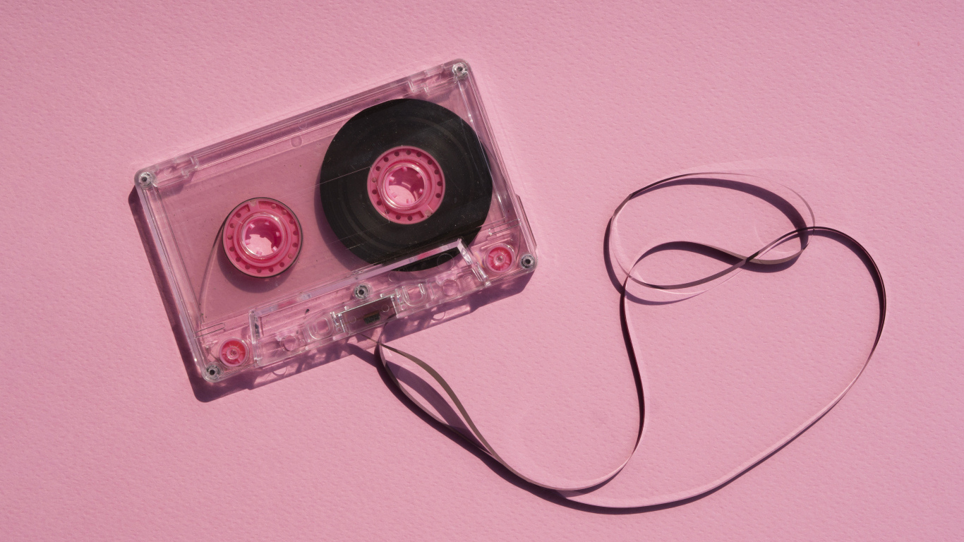 Магнитофонная кассета на розовом фоне