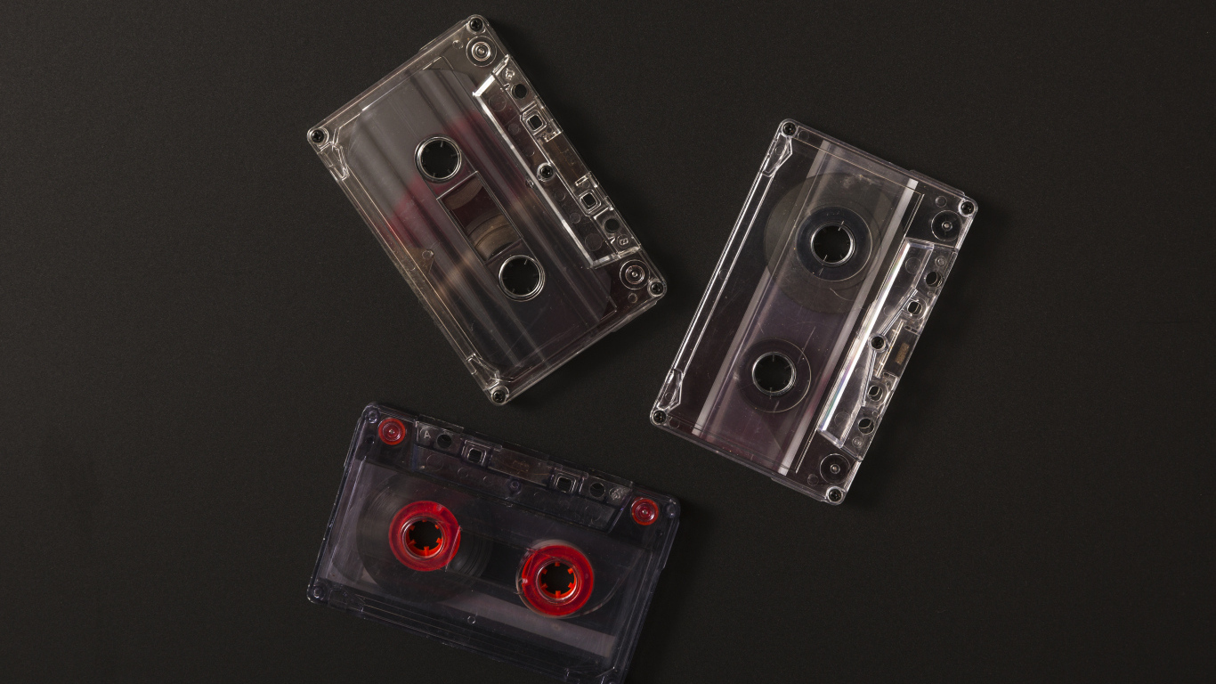 Три кассеты на черном фоне