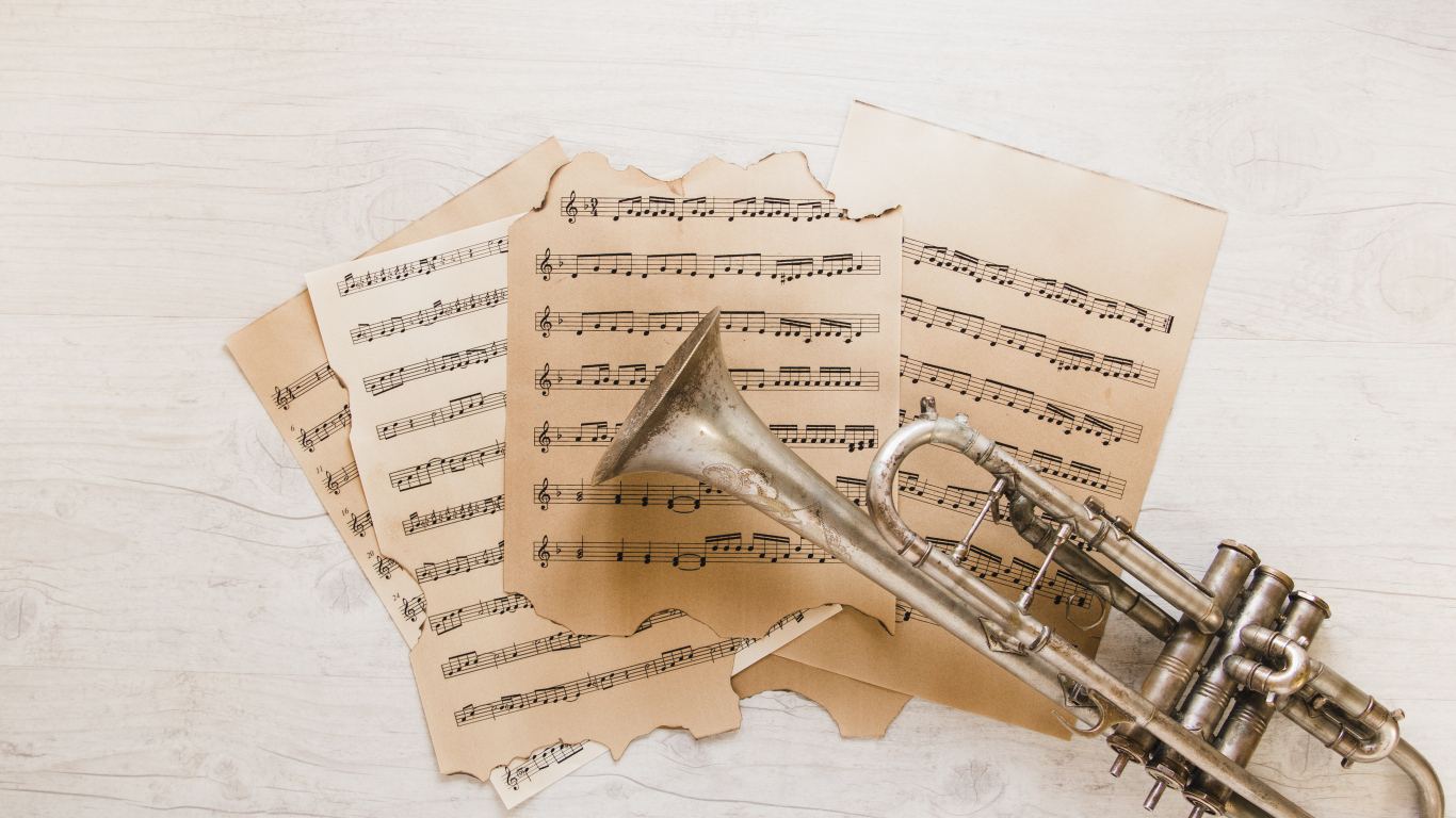 Труба и старые ноты на столе