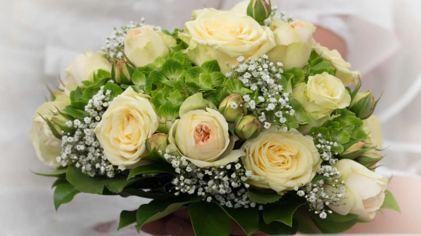 Букет невесты с цветами розы, гортензии и гипсофилы