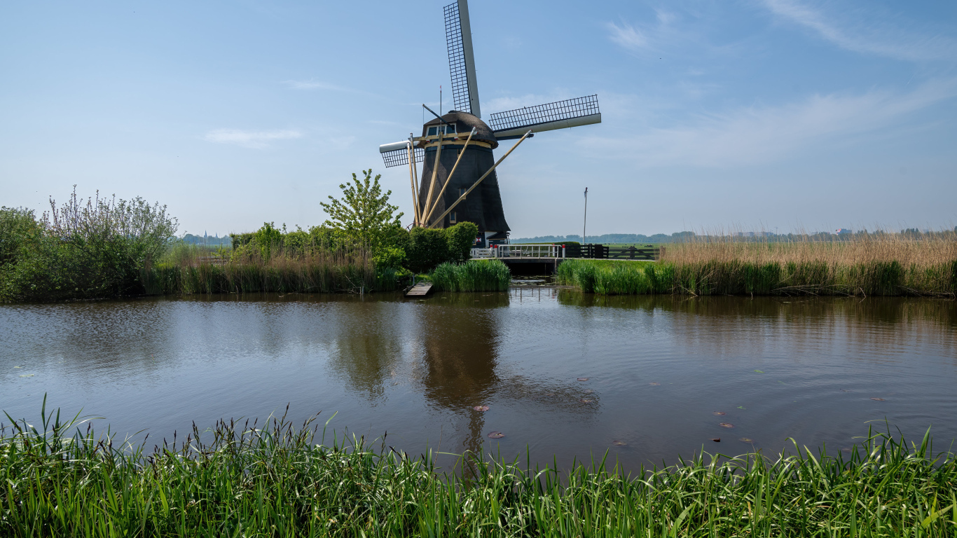 Мельница стоит у реки