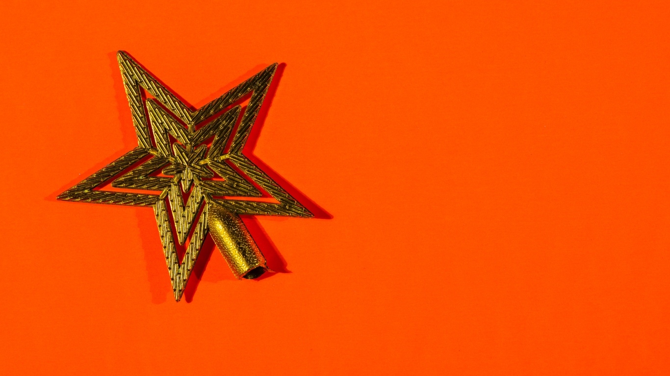 Золотая звезда на красном фоне