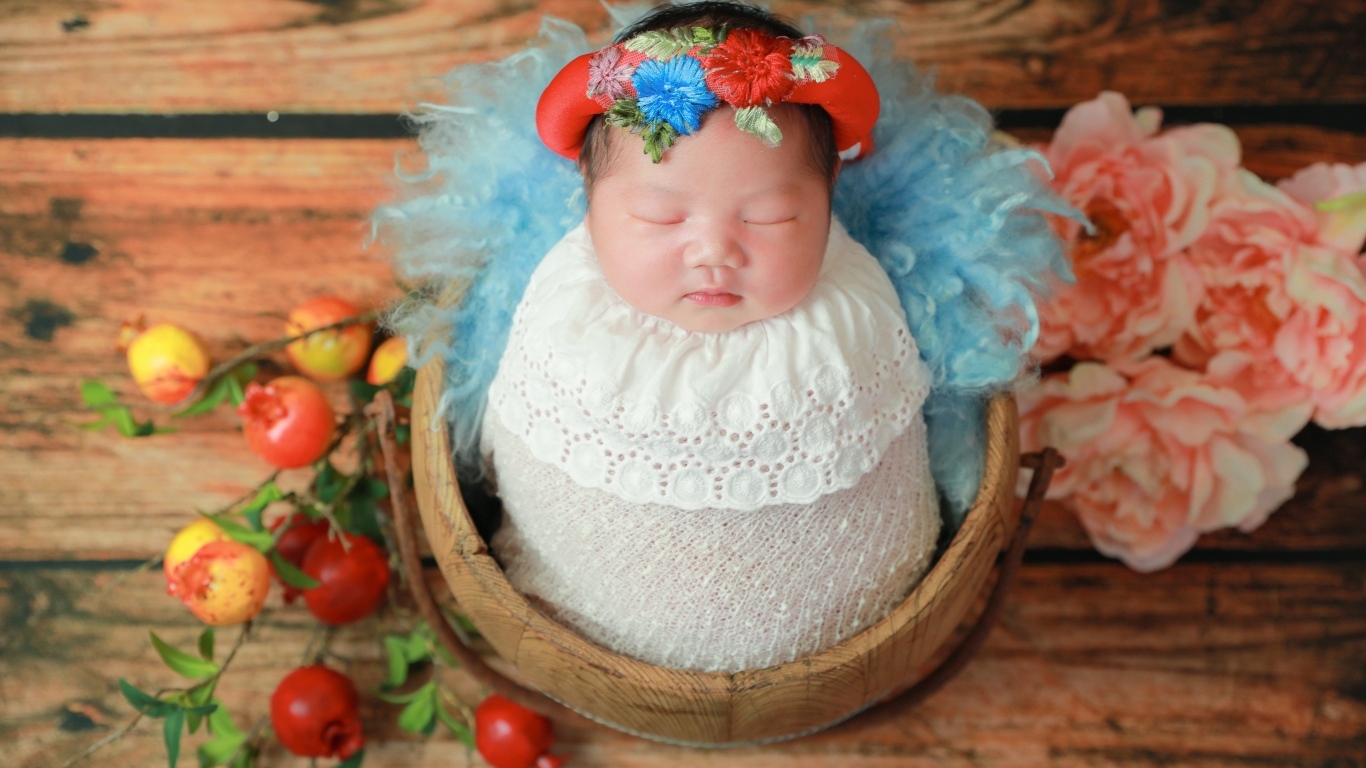 Маленький ребенок завернут в белое покрывало