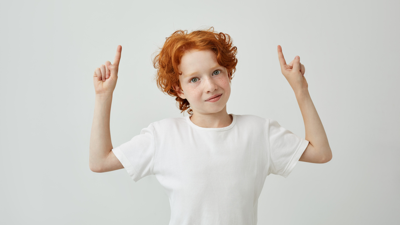 Рыжеволосый мальчик в белой футболке