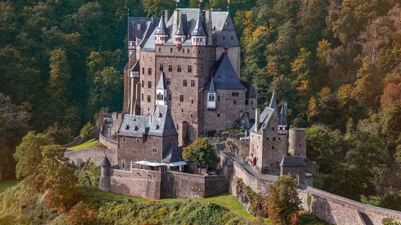 Высокий старинный замок Эльц, Германия