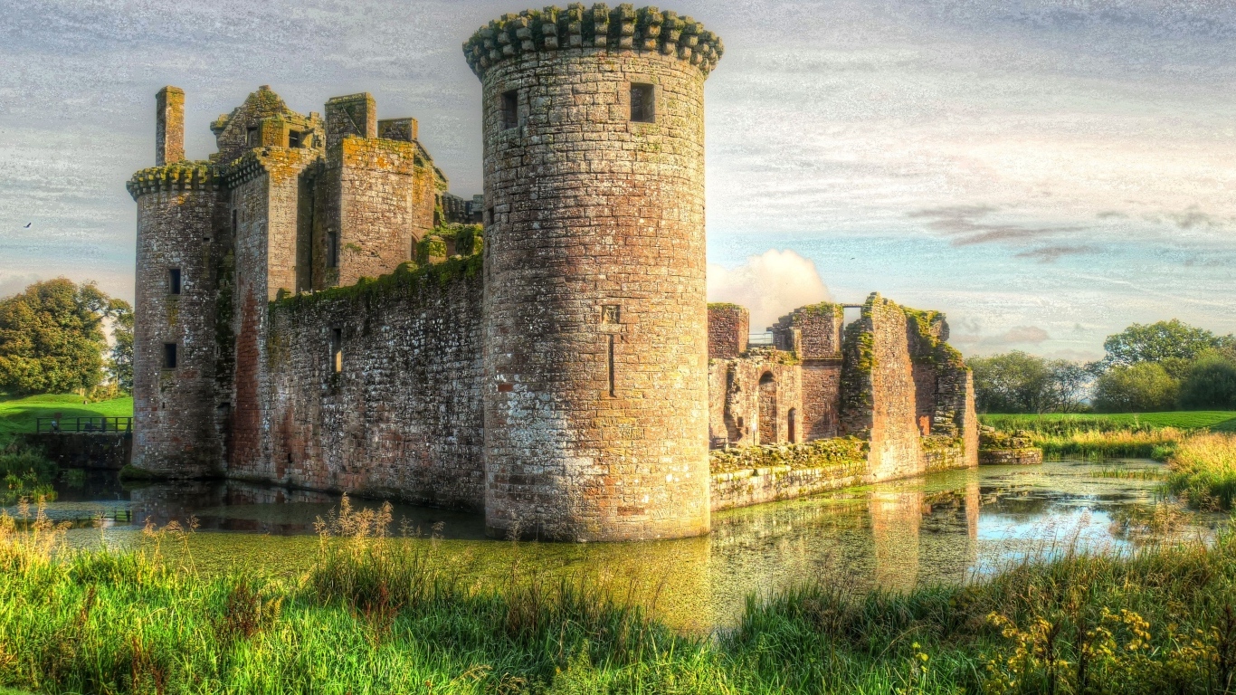 Старинный замок у пруда, Шотландия