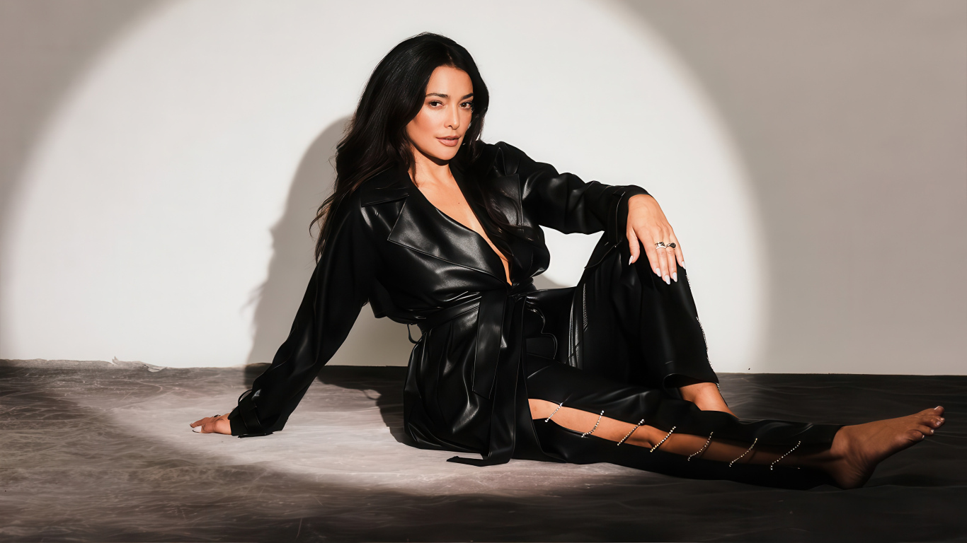 Актриса Натали Мартинес в черном кожаном костюме на фоне серой стены