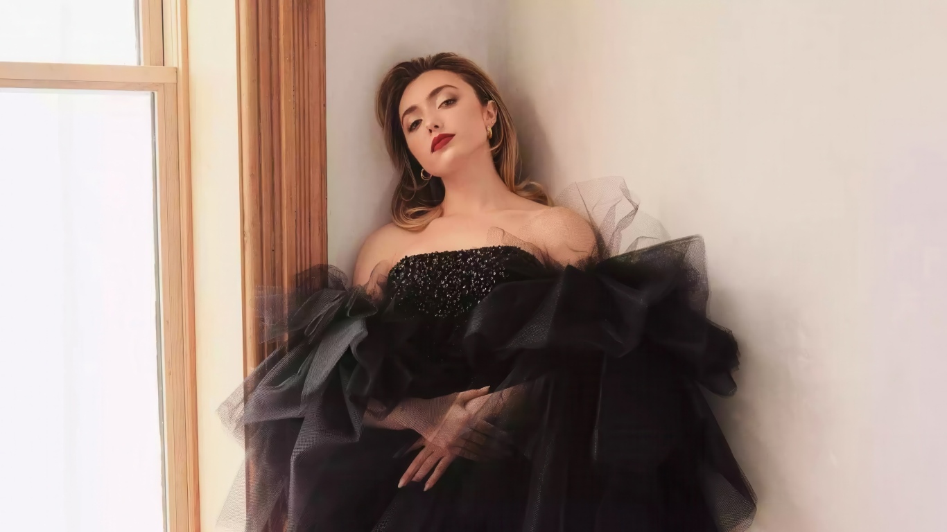 Актриса Пейтон Рой Лист в черном платье стоит у стены