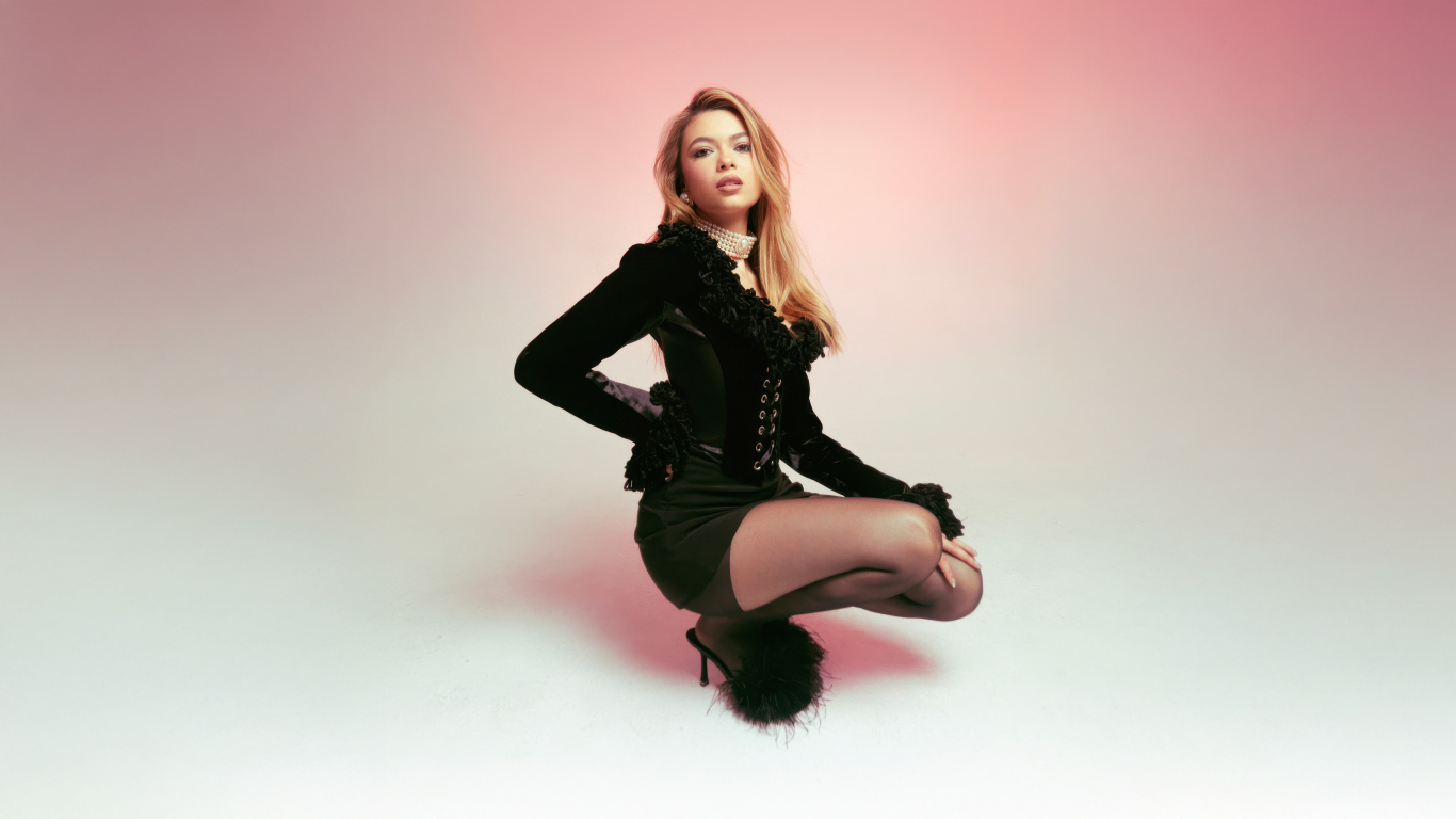 Американская актриса Никки Хан в черном костюме