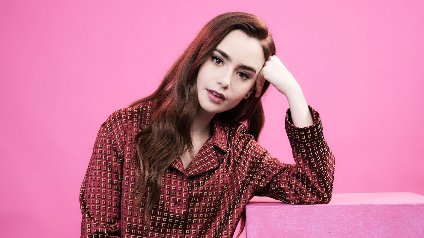 Красивая актриса Лили Коллинз в розовой комнате