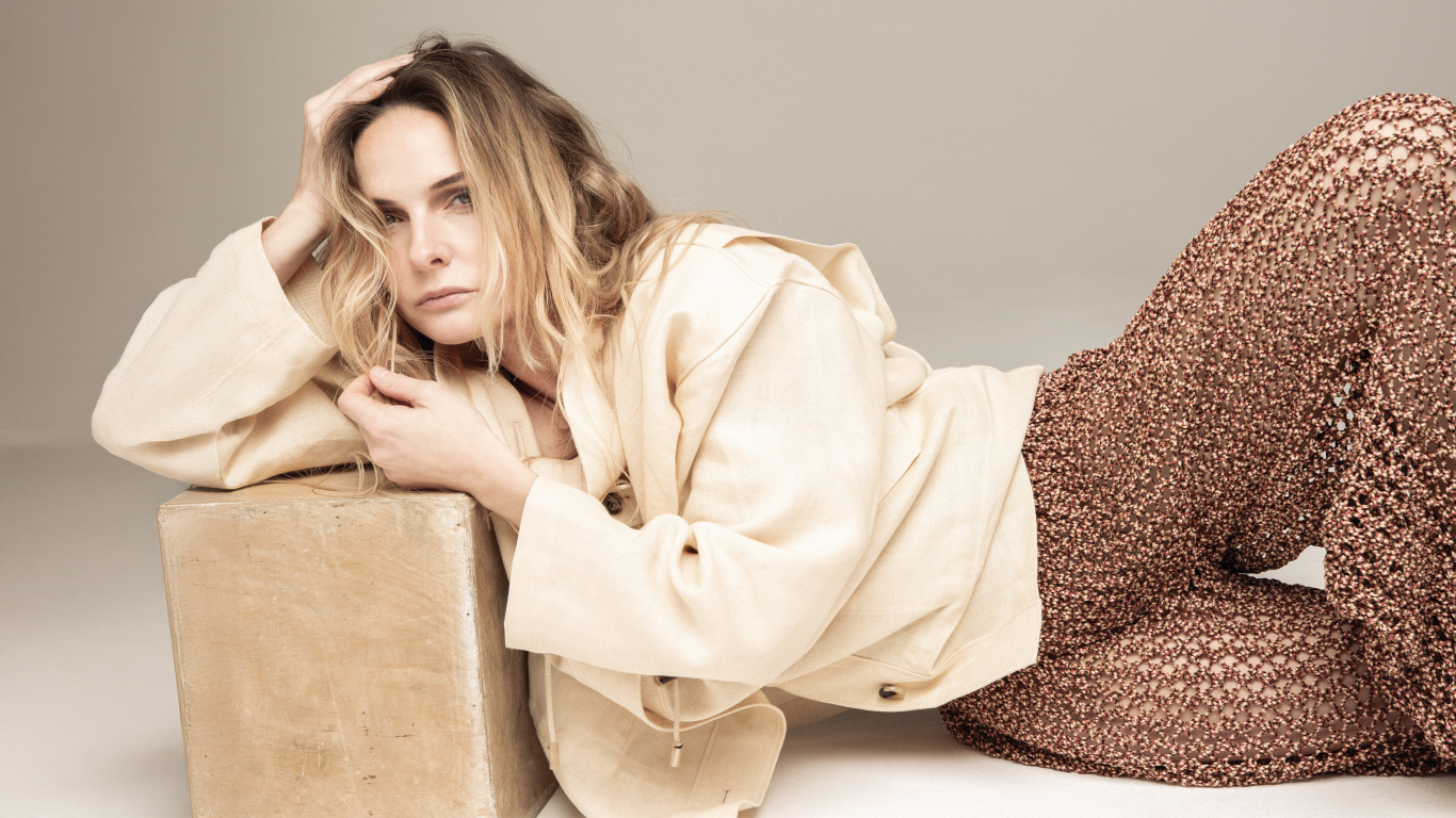 Блондинка актриса Ребекка Фергюсон на сером фоне