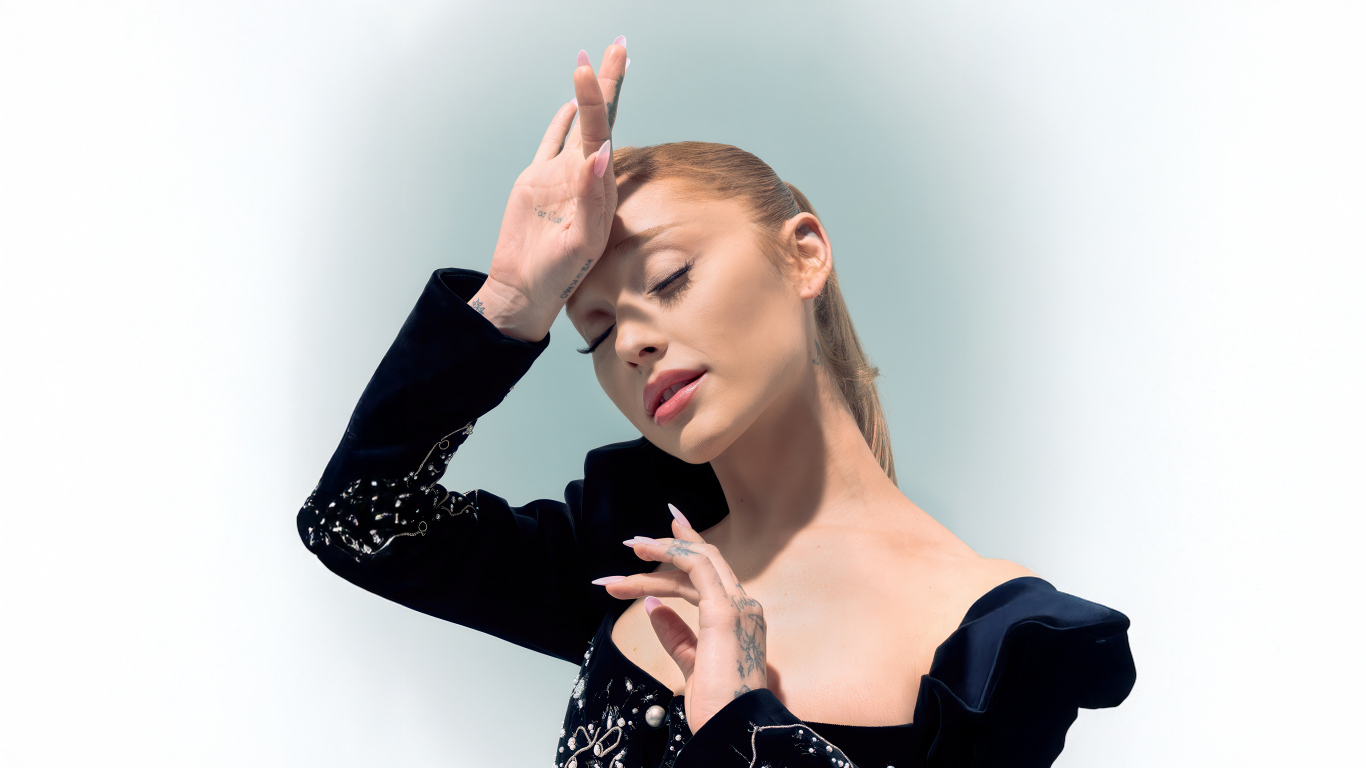 Милая американская актриса и певица Ариана Гранде с закрытыми глазами