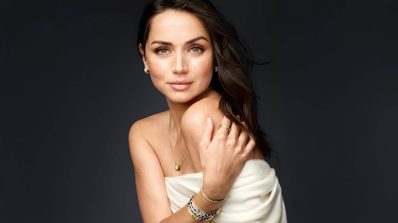 Нежная кареглазая девушка актриса Ана де Армас