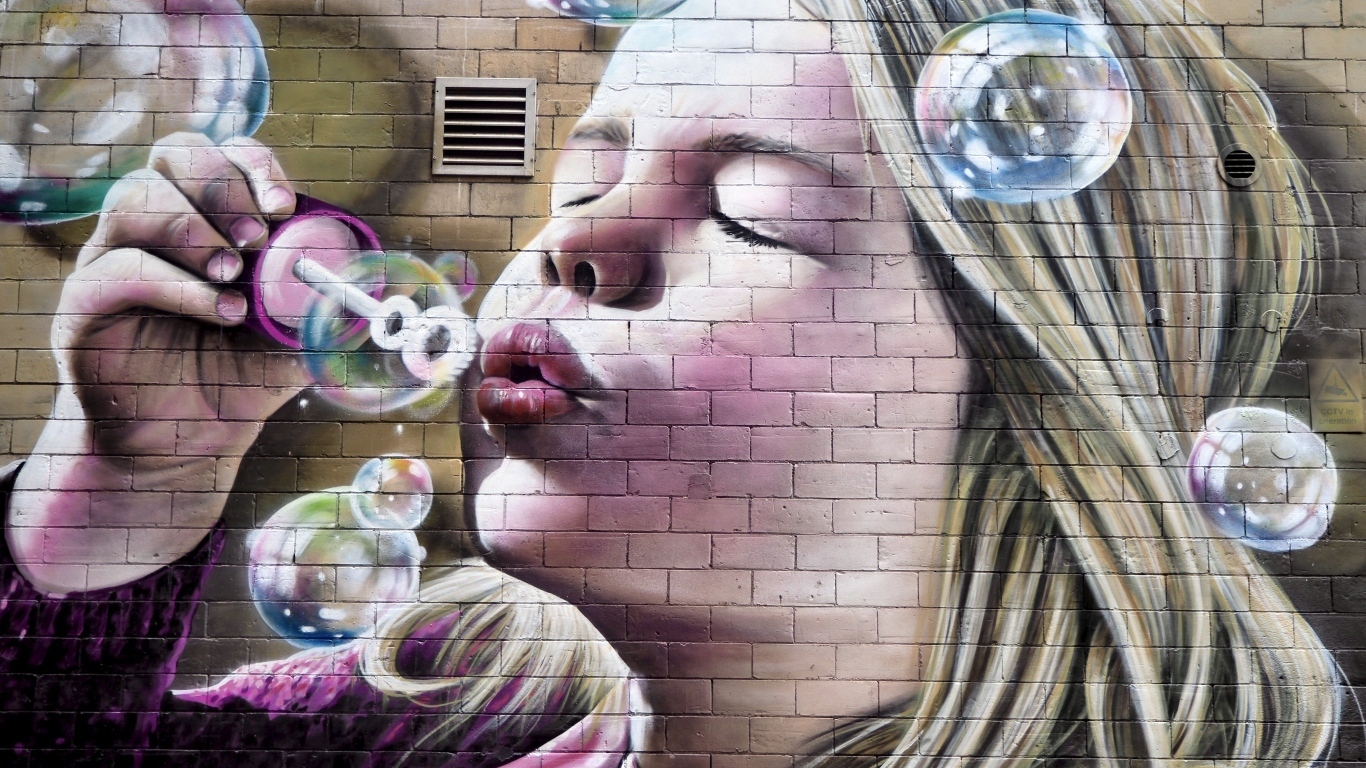 Нарисованная на стене маленькая девочка с мыльными пузырями