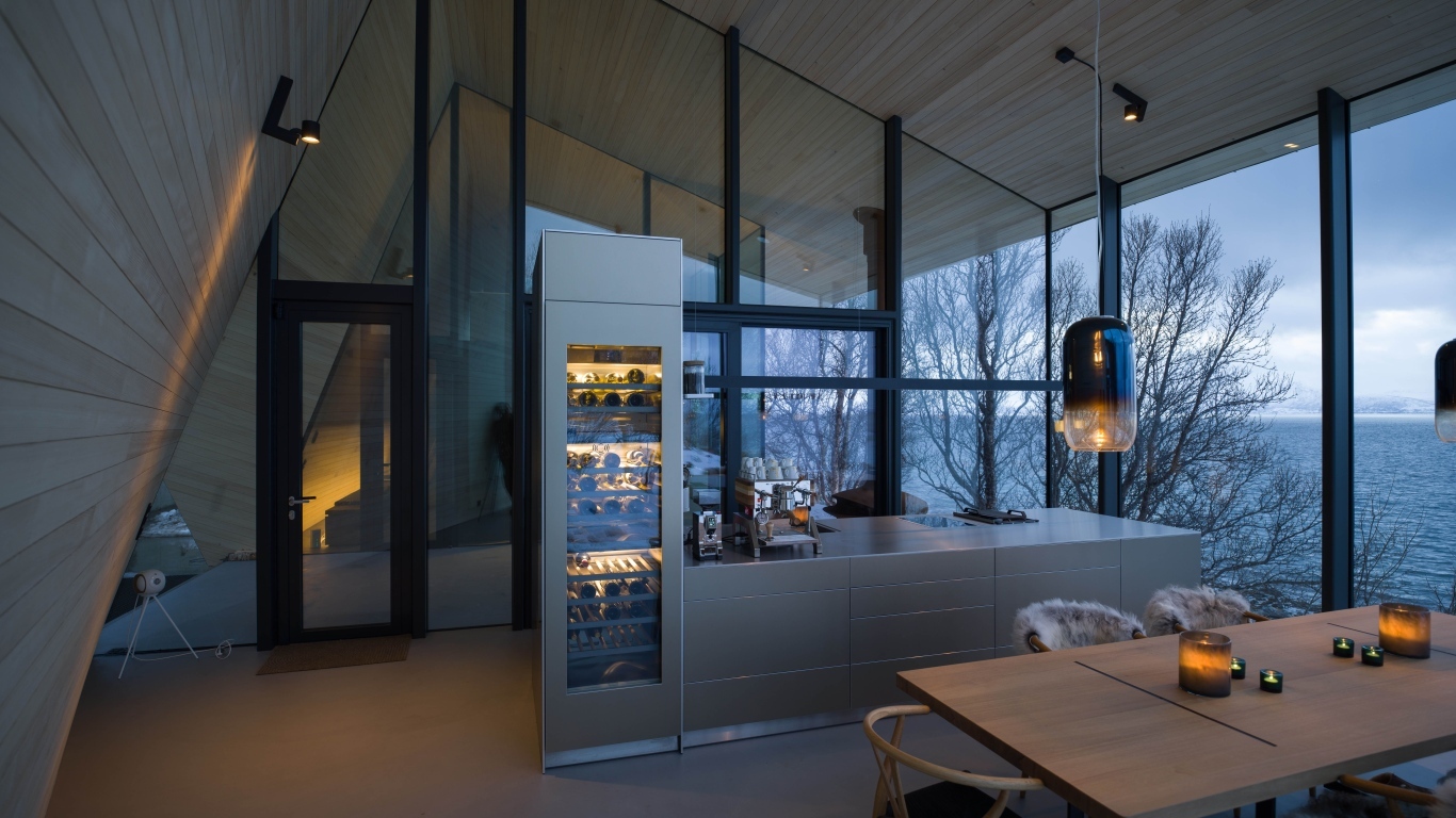 Современная кухня с красивым видом на море