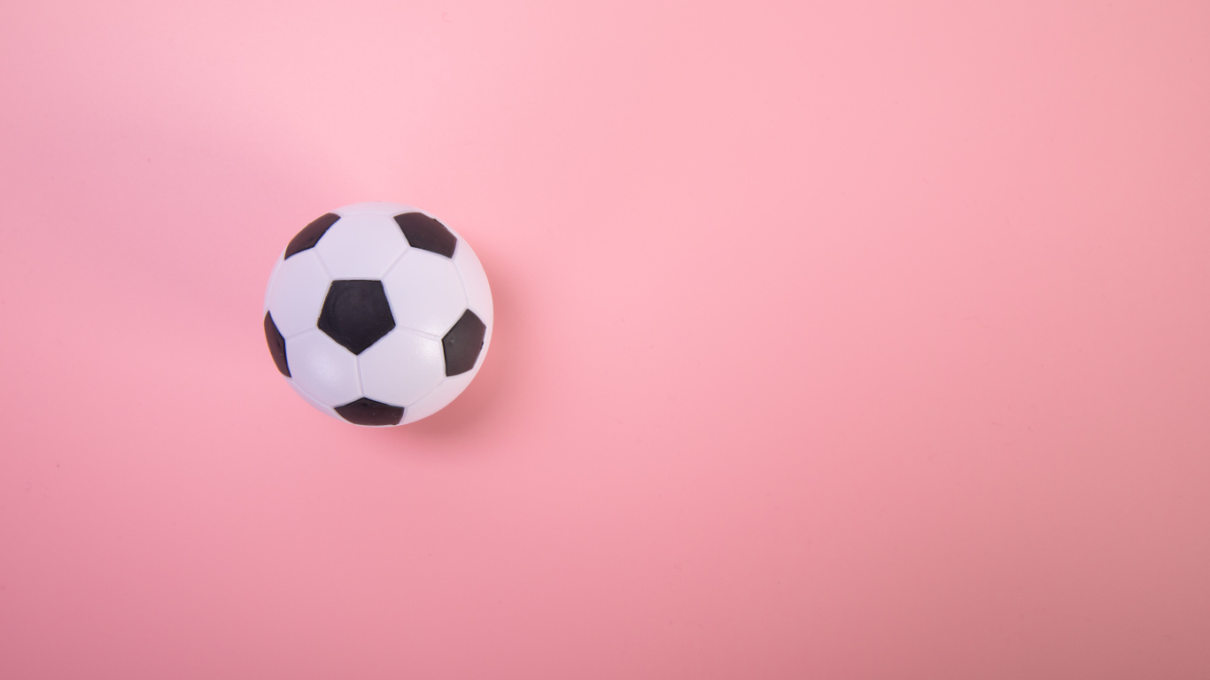 Футбольный мяч на розовом фоне