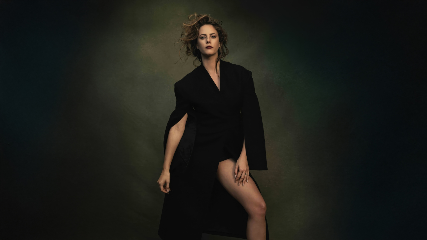 Эффектная актриса Кая Скоделарио в черном наряде