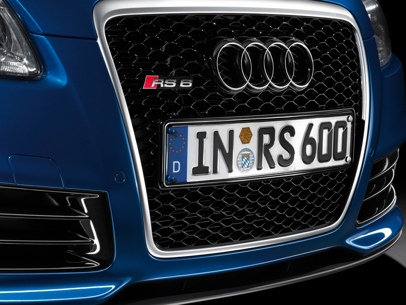 Автомобиль Audi A4 вид спереди