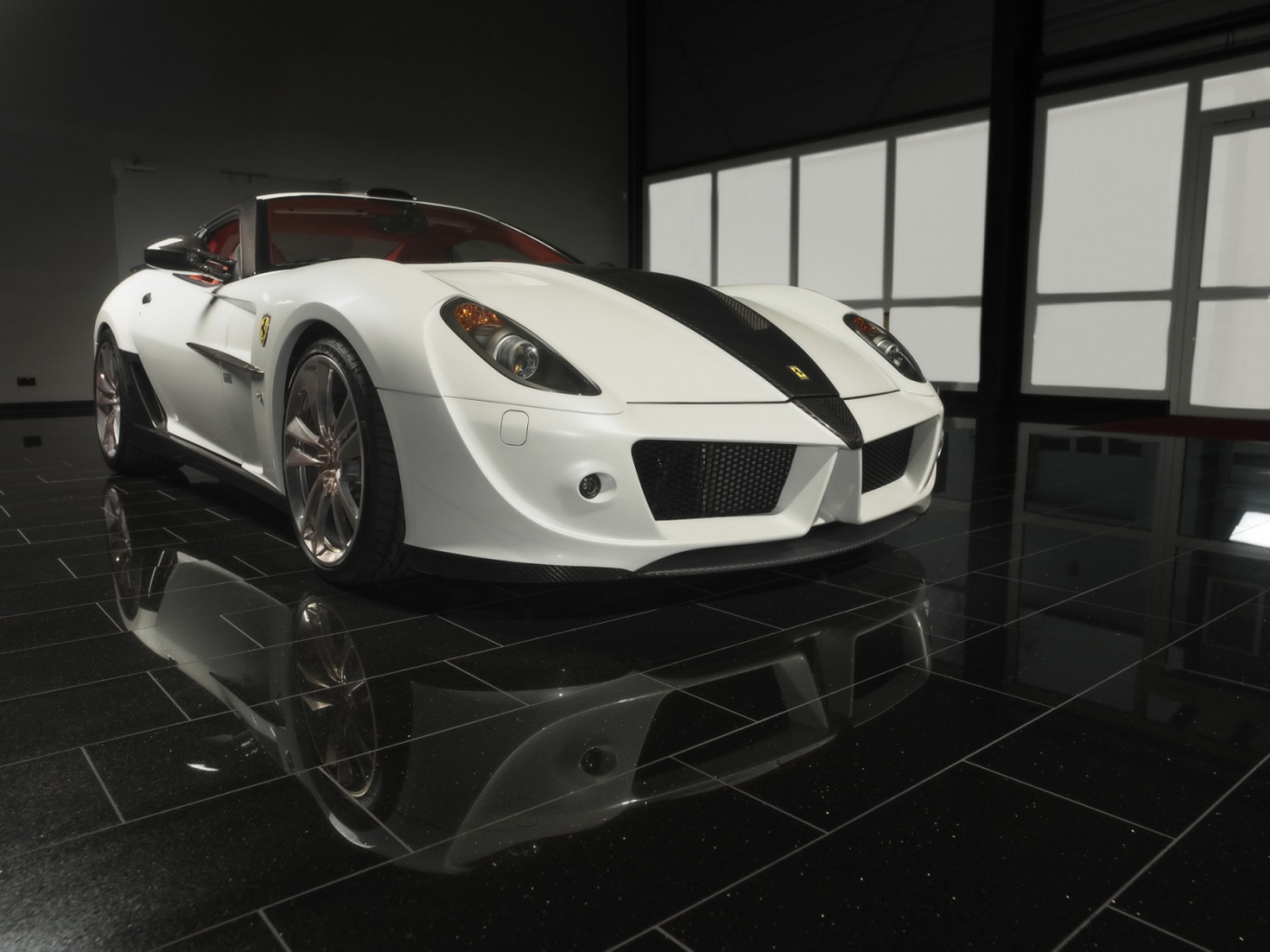 599 GTB черно белый Ferrari