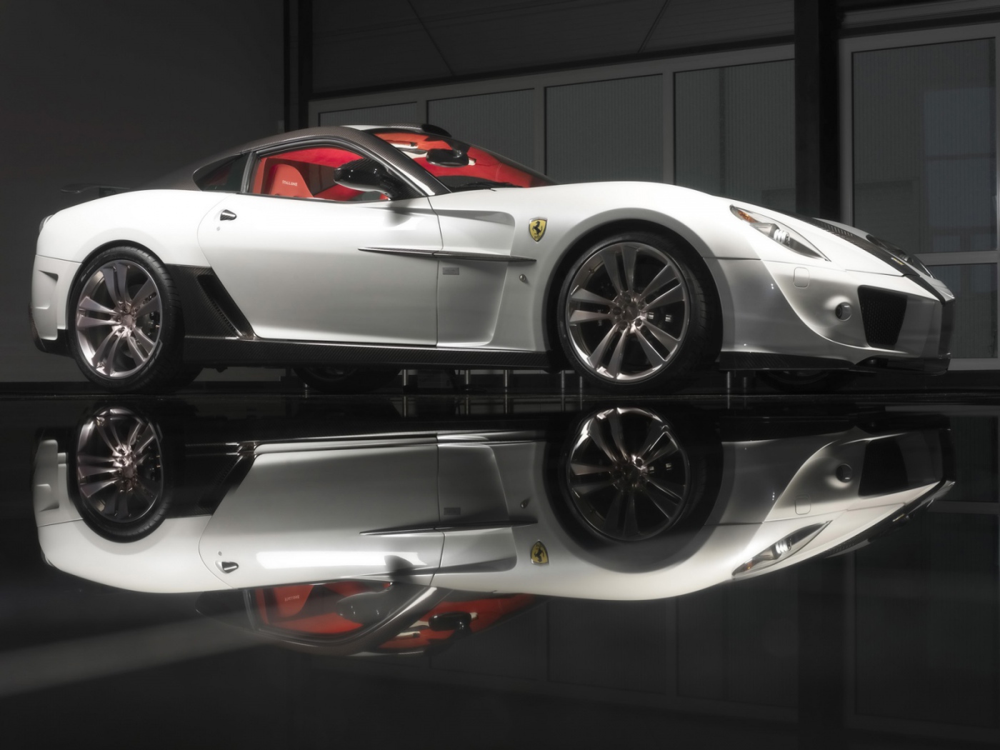 Белый Ferrari 599 GTB вид сбоку